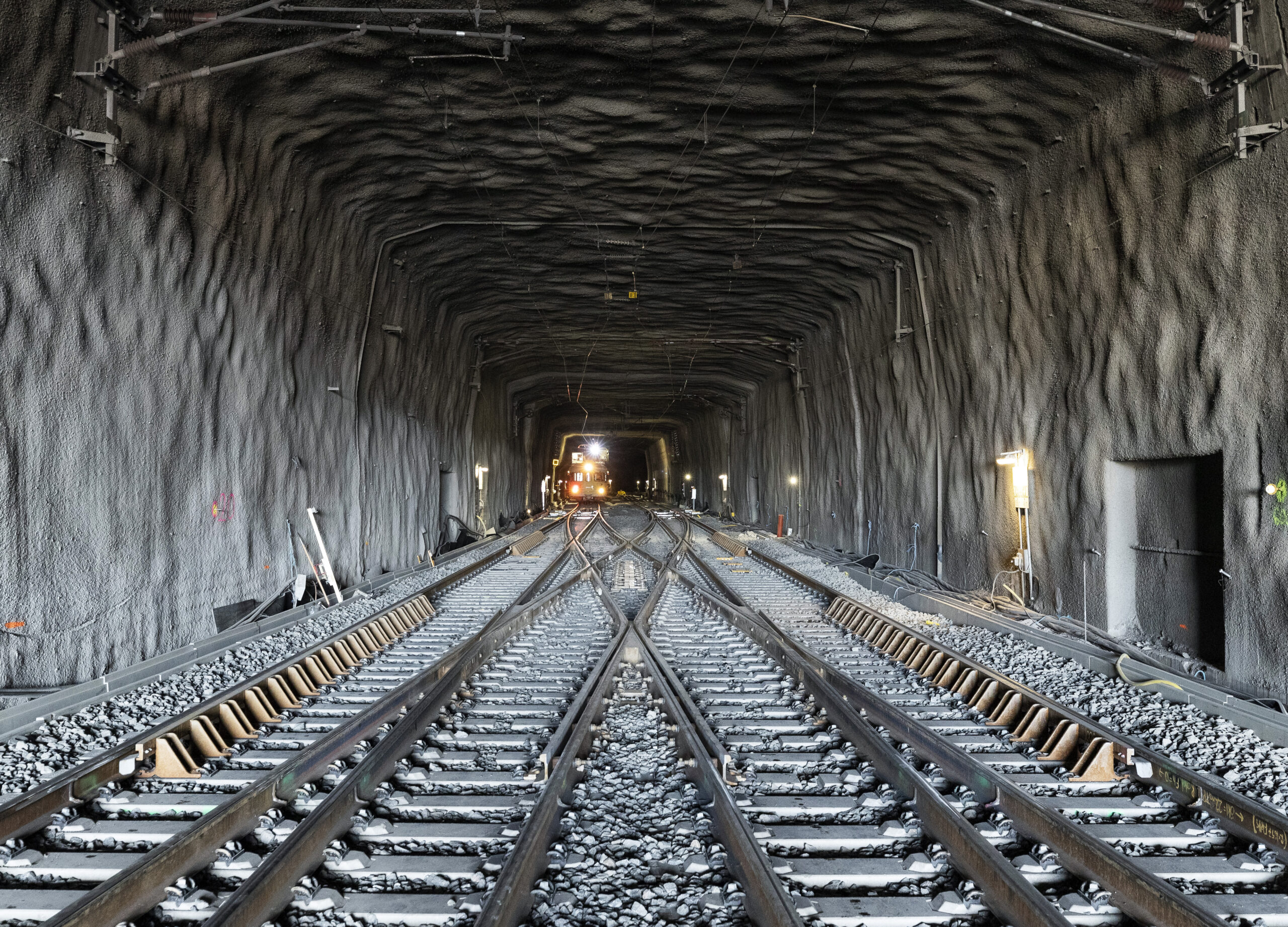 Tunnelabschnitt mit Schottergleis