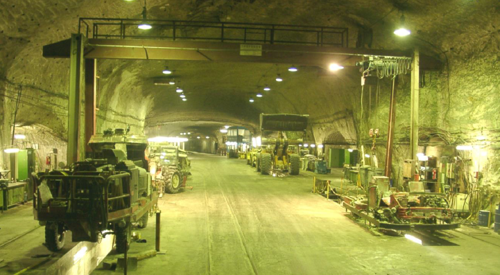 Portalkran im Werkstattbereich des Grubenbetriebes