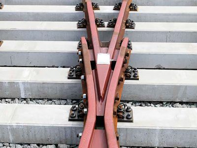 Vignol-Weichen mit Herzstücken aus gegossenem Manganstahl und vier stumpfgeschweißten Flügelschienen für Depot/Betriebsbahnhof
